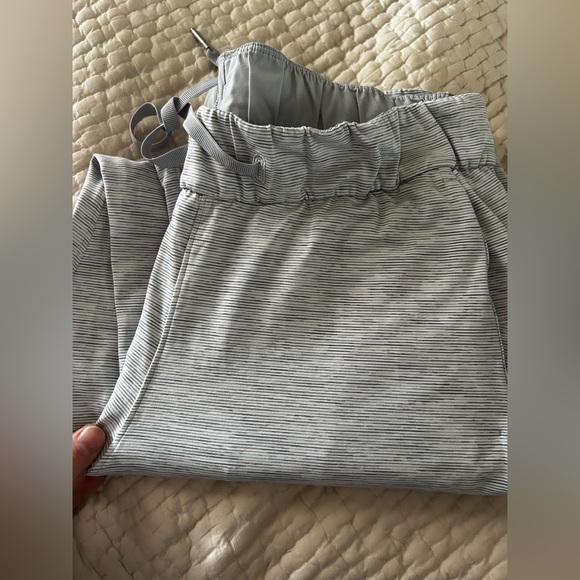 Lululemon on the fly grey striped pant size 6 - Picture 4 of 6